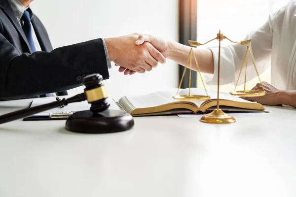 Apretón de manos después de la cooperación entre abogados abogado y clientes —  Fotos de Stock