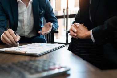 İş ekibi işbirliği iş planı proje tavsiyesi ilerlemesi hakkında tartışmak ve Office çalışma sırasında hataları düzeltme 