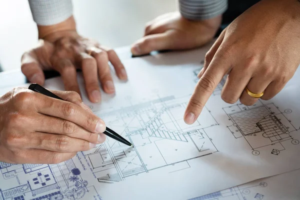 Concepto inmobiliario, Dos ingeniero y arquitecto discutiendo bluep — Foto de Stock