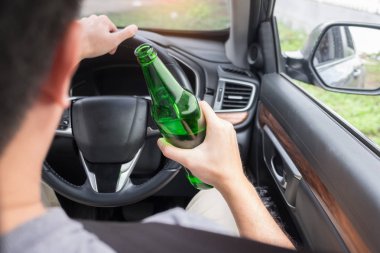 Sürücü konsepti için içme, Genç Sarhoş adam içme şişesi o