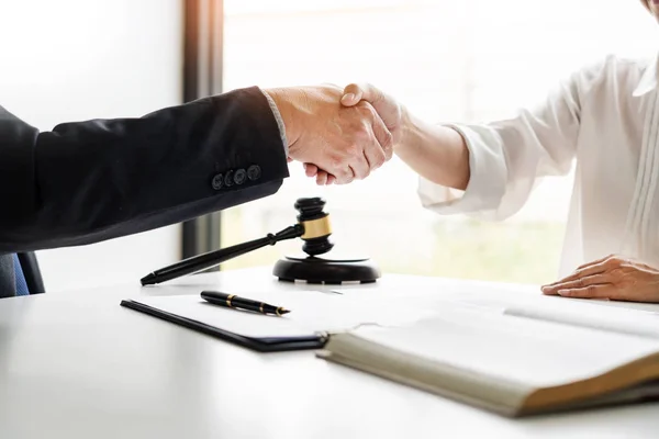 Aperto de mão após a cooperação entre advogados e clientes — Fotografia de Stock