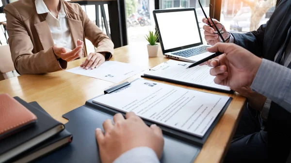 Een jonge vrouwelijke Business vrouwen kandidaat in Office Male Manager I — Stockfoto