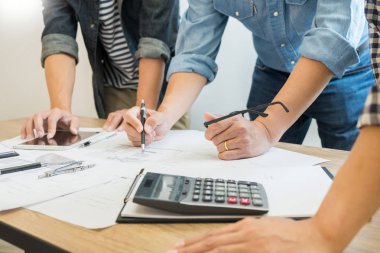 Mühendis tartışırken toplantı planı proje archite üzerinde çalışma