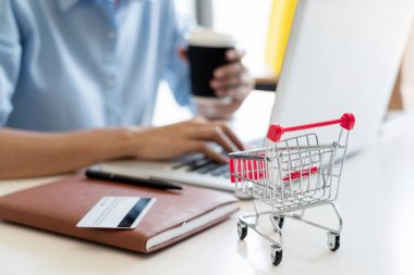 Evde dijital tablet üzerinde online alışveriş yapmak, tarama n bulmak