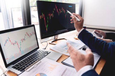 İş ekibi yatırım girişimci ticaret tartışma ve analiz veri borsa çizelgeleri ve grafikler müzakere ve araştırma bütçesi, ekip çalışması tüccarlar
