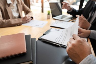 Bir genç kadın Iş kadın başvuru ofis erkek Müdürü ı
