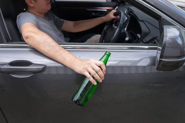 ドライブのコンセプトのために飲んではいけません, 若い酔っ男飲むボトル o — ストック写真