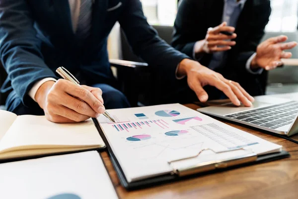 İş ekibi işbirliği iş planı proje tavsiyesi ilerlemesi hakkında tartışmak ve Office çalışma sırasında hataları düzeltme 