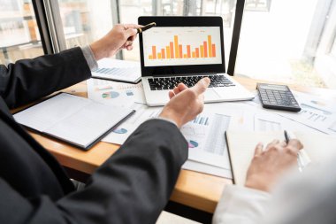 toplantıda projeyi tartışan işadamları merhaba diyor