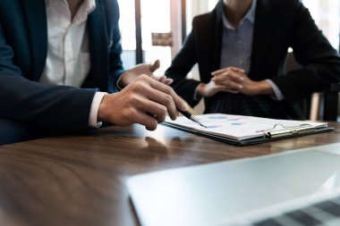 İş ekibi işbirliği iş planı proje tavsiyesi ilerlemesi hakkında tartışmak ve Office çalışma sırasında hataları düzeltme 