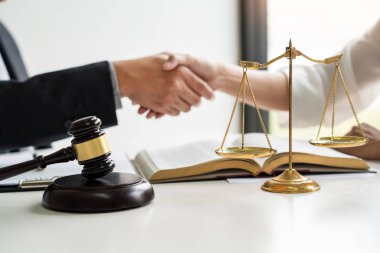 Avukatlar avukat ve müşteriler arasında işbirliği sonrası el sıkışma