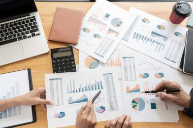 iki genç işadamları ortağı bilgi açıklayan ve pointin