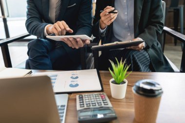 İş ekibi işbirliği iş planı proje tavsiyesi ilerlemesi hakkında tartışmak ve Office çalışma sırasında hataları düzeltme 