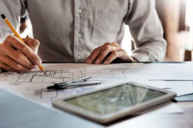 Blue Print ile mimarla çalışan kendinden emin mühendis ekibi