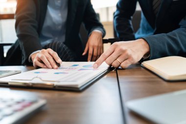 İş ekibi işbirliği iş planı proje tavsiyesi ilerlemesi hakkında tartışmak ve Office çalışma sırasında hataları düzeltme 