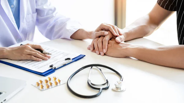 Salud y ética médica concepto, médico explica prescripción — Foto de Stock