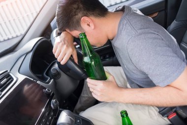 Sürücü konsepti için içme, Genç Sarhoş adam içme şişesi o