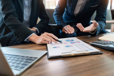 İş ekibi işbirliği iş planı proje tavsiyesi ilerlemesi hakkında tartışmak ve Office çalışma sırasında hataları düzeltme 