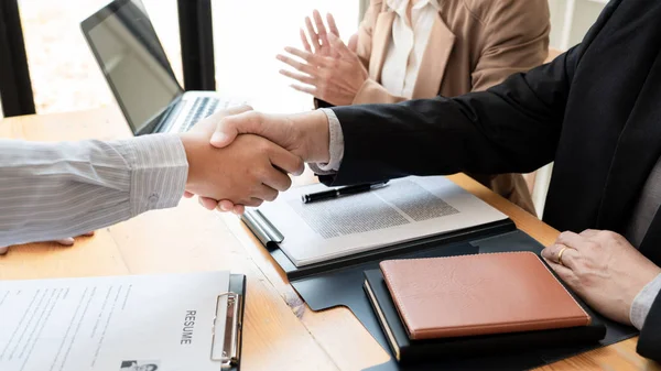 Kandydat pracownika biznesmen drżenie rąk z liderem firmy — Zdjęcie stockowe
