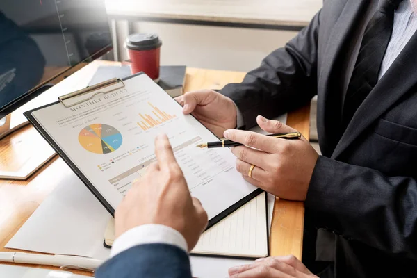 Business Team Investment Entrepreneur Trading Discutere Analizzare Dati Dei Grafici — Foto Stock