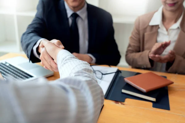 Candidato empleado empresario estrechando la mano con el líder de la empresa — Foto de Stock