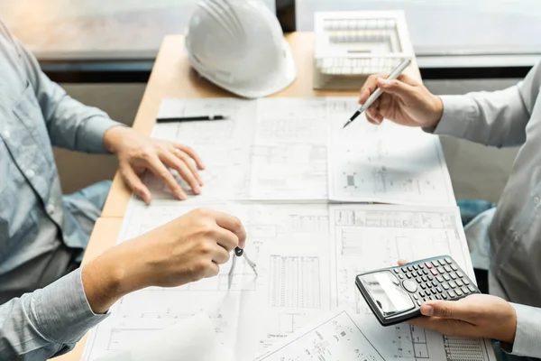 Concepto inmobiliario, Dos ingeniero y arquitecto discutiendo bluep — Foto de Stock