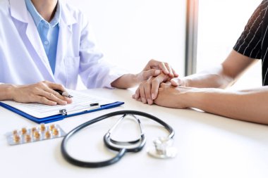 erkek Doktor hastanın elini tutarak kavramı yardım ambulansta hasta rahatlatıcı