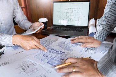 Mimar e ile mavi baskı ile çalışan güvenilir mühendis ekibi