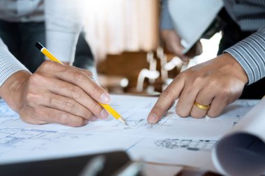 Mimar e ile mavi baskı ile çalışan güvenilir mühendis ekibi