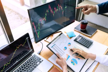 Borsacılar ekibi ekran ekranları ile tartışarak veri, grafik ve yatırım için borsa ticaret raporları analiz 