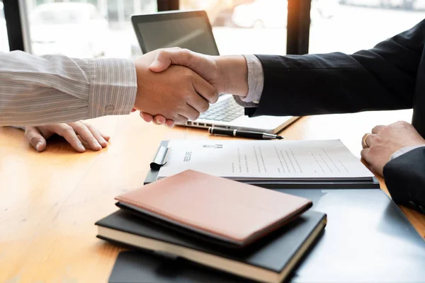 Unternehmer-Mitarbeiter-Kandidat schüttelt dem Firmenchef die Hand — Stockfoto