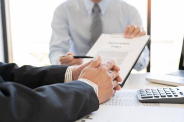 Güvenli sigorta ajanı Broker adam tutan belge ve presen