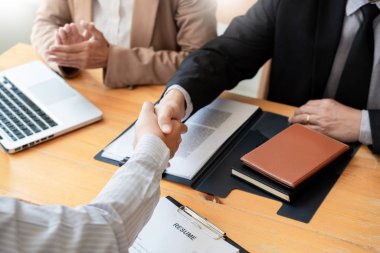 işadamı çalışan adayı şirket lideri ile el sıkışırken