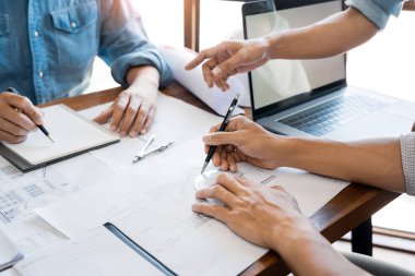 Mühendis mimar tasarım ekibi meslektaşları çalışma ofis toplantı tartışma inşaat proje kavramı tartışıyor