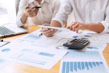 İş halkı toplantı analiz ve tartışmak ve beyin fırtınası