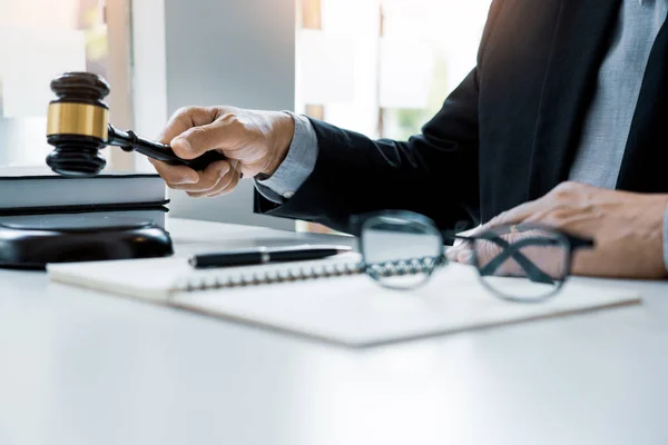 Il posto di lavoro ufficio privato per consulente un giovane avvocato legi — Foto Stock