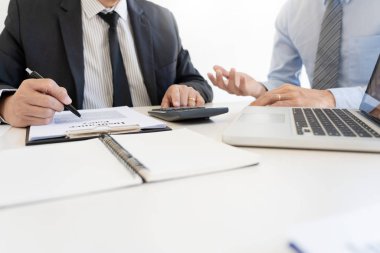 Güvenli sigorta ajanı Broker adam tutan belge ve presen