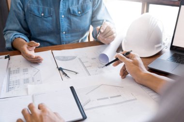 Mühendis mimar tasarım ekibi meslektaşları çalışma ofis toplantı tartışma inşaat proje kavramı tartışıyor