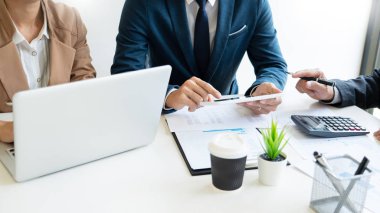 İş Adamları Talking İş Arkadaşı planlama analizi ile tartışma