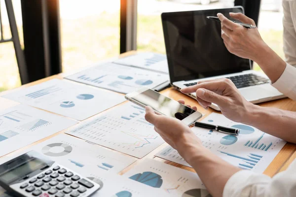 Treffen von Geschäftsleuten zur Analyse und Diskussion und zum Brainstorming — Stockfoto