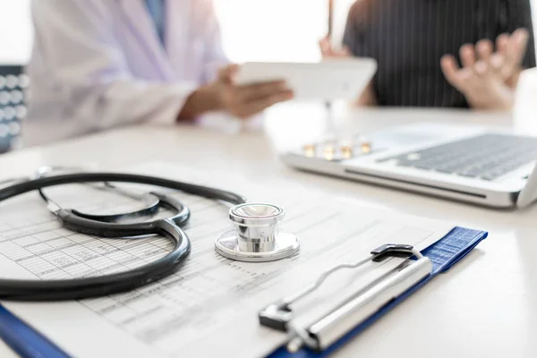 Médico explicando para o paciente e mostrando registros médicos informar — Fotografia de Stock