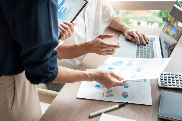 Teamwork-Konzept, Führungskräfte diskutieren Dokumentenarbeit und — Stockfoto