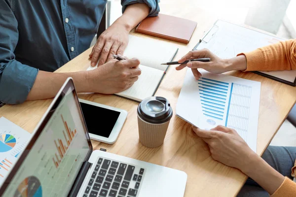 Unternehmen präsentieren Kollegen bei einem Meeting Gestaltungsideen — Stockfoto