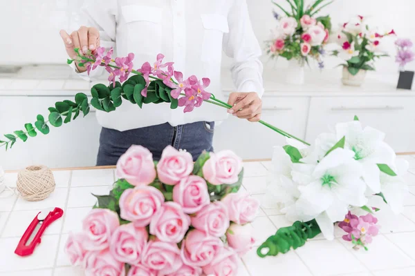 Mujeres jóvenes propietaria de un negocio floristería haciendo o Arreglando Artificia —  Fotos de Stock