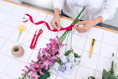 genç kadınların iş sahibi çiçekçi yapma veya düzenleme Artificia