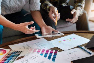 Orijinal Ürün Renklerini Ortak Çalışma Alanında Kullanım Koşullarını, Takım Çalışması Modern İşbirliği Konseptini Tartışmak için Yaratıcı Takım Toplantısı