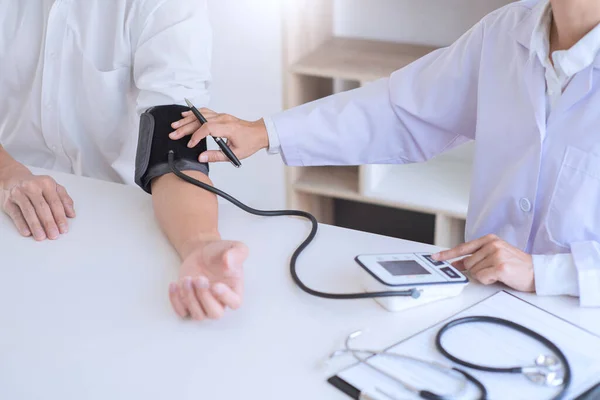 Doctor Measuring Checking Blood Pressure Patient Hospital Health Care Medicine — Stock Photo, Image