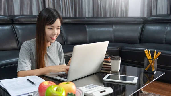 Vonzó Fiatal Gyönyörű Ázsiai Vállalkozó Vagy Szabadúszó Dolgozik Otthon Laptop — Stock Fotó