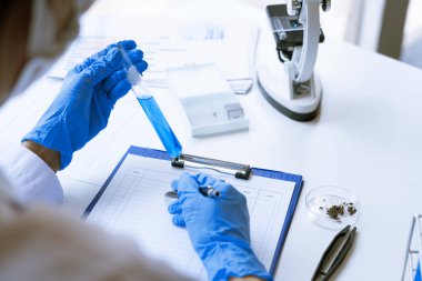 Bilim adamları laboratuvar önlüğü giyiyorlar ve koruyucu giysiler deney, laboratuvar ve geliştirme konseptinde deney tüpleriyle araştırma veya araştırma yapıyorlar..