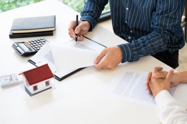 Satış temsilcisi bir ev veya daire satın almak veya kredi ve faiz oranlarını tartışmak için ev satın alma sözleşmesi teklif ediyor